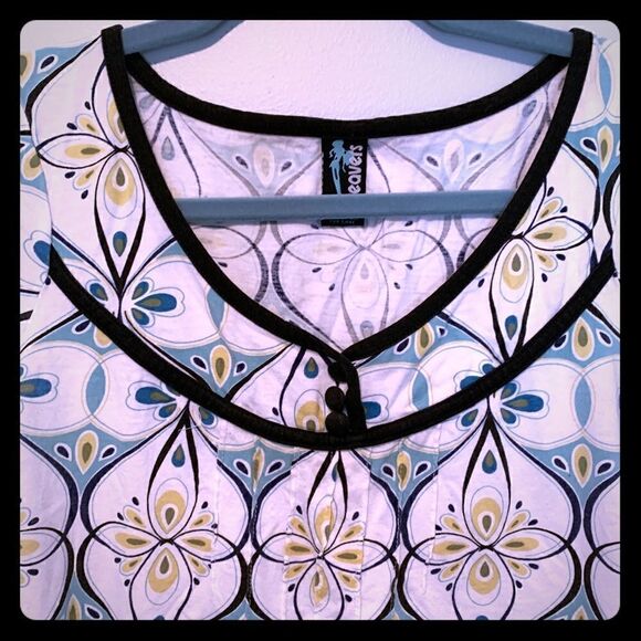 Women's Floral Patterned Fitted Tee - Picture 3 of 7